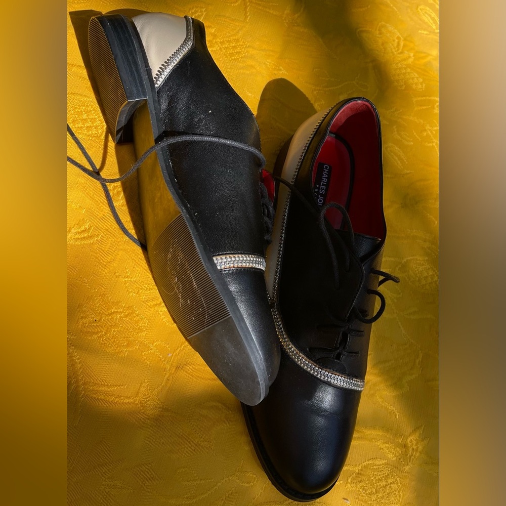 Shoes leather with zipper details with red inside color
